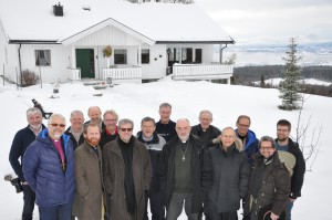 Bildet viser deltagerne, fra venstre: Asbjørn Hjorthaug, Den evangelisk lutherske bekjennelseskirke (ELBK); Thor Henrik With, Det evangelisk-lutherske stift i Norge (DelsiN); Knut Alfsvåg, Carissimi, (foredragsholder); Jakob Okkels, Missionsprovinsen i Sverige; Ulf Asp, Det evangelisk-lutherske kirkesamfunn (DELK) (vertskap), Torkild Masvie, Den lutherske kirke i Norge (DlkiN), Joachim Grün, Carissimi og Johanneskretsen, Boe Johannes Hermansen, For Bibel og Bekjennelse (FBB), Jan Bygstad, DELK, Bengt Birgersson, Missionsprovinsen i Sverige, Leif G. Jensen, Den evangelisk-lutherske frikirke, Danmark, (ELFK), Alf Danbolt, DlkiN, Gunnar Hjorthaug, ELFK, Danmark, Erik A. H. Okkels, FBB og Richard Skollevoll, DelsiN. (Foto: Toril Asp)